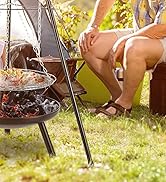 une famille assise autour d'un feu de camp avec un foyer