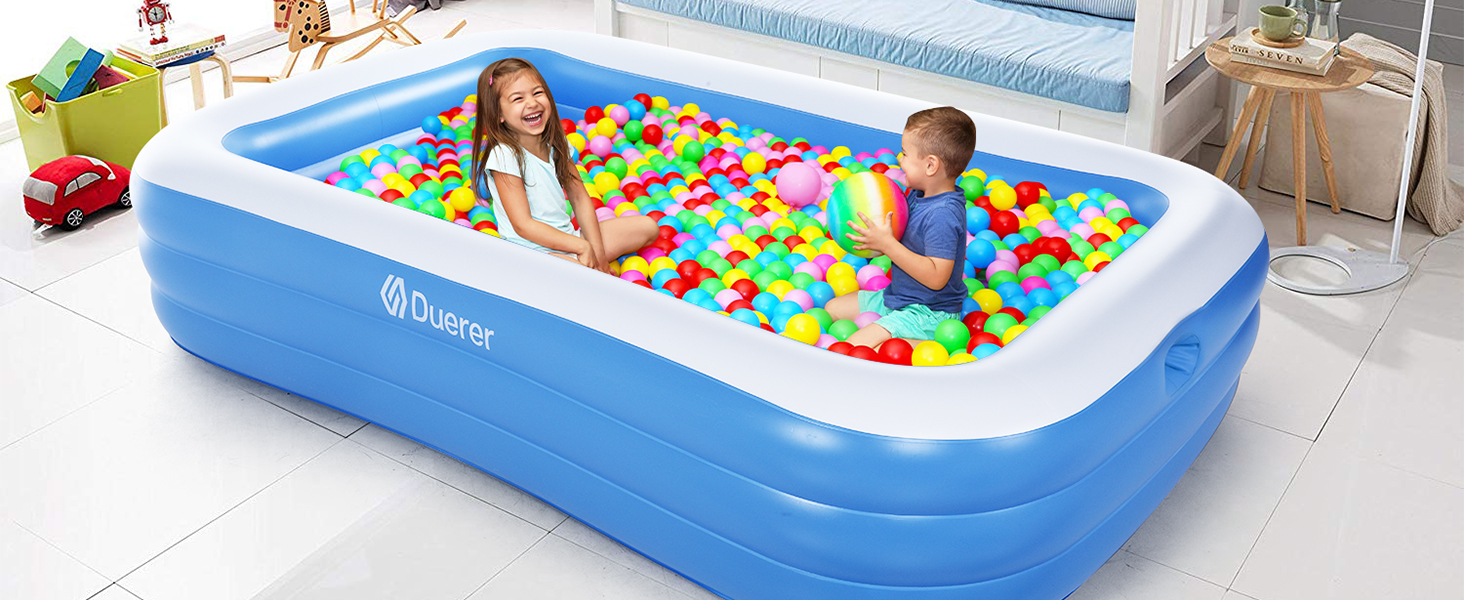 enfants jouant dans une piscine avec des balles