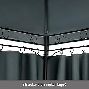 le rideau est en tissu noir avec une structure en métal.