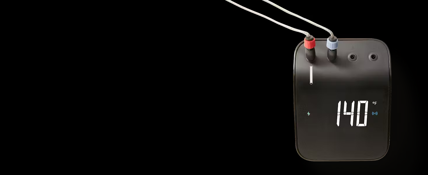 L'écran de l'appareil numérique affiche « 140 » en chiffres LED lumineux sur fond sombre. Plusieurs vues d'un appareil électronique compact au design minimaliste.