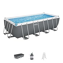 Séquence progressive montrant l'assemblage d'une piscine hors sol rectangulaire avec des éléments de charpente gris et une doublure bleue. Plusieurs vues présentent les étapes de configuration de la piscine et les accessoires inclus tels que l'échelle et le filtre.