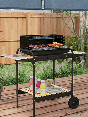 avec deux niveaux de cuisson, des étagères latérales et une grille de rangement inférieure. Gril illustré en cours d'utilisation pour la cuisson des aliments.