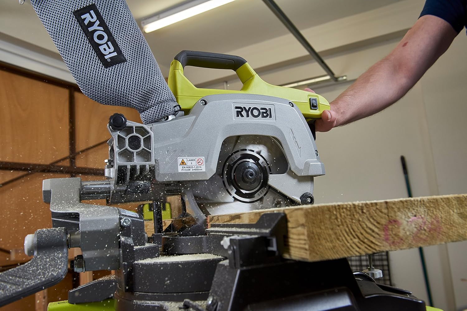RYOBI - Scie à Onglet Radiale Sans Fil 18V ONE+ R18MS216-0 – Lame Ø216 mm 48 dents, Coupe Précise, Guidage Laser, Idéale Bois, Plinthes, Parquets – Batterie Non Incluse
