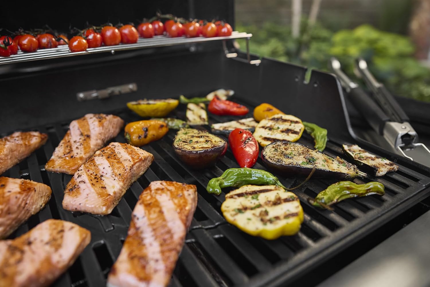 Weber - Spirit E-410 série - 51x46 cm - 4 brûleurs, grille chaleur uniforme, rails Works, Noir/Argent E-410