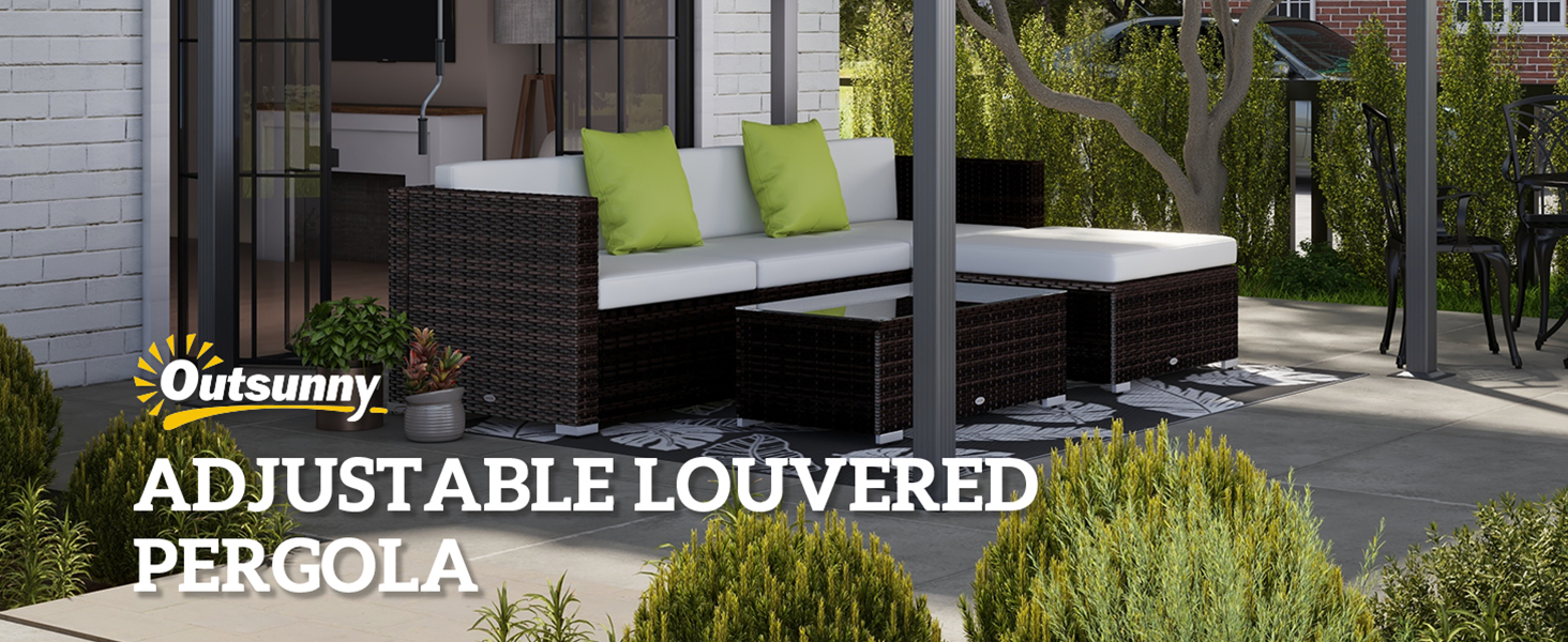 Pergola à persiennes ajustable au-dessus du coin salon extérieur. Meubles en osier foncé avec coussins clairs visibles sous la structure