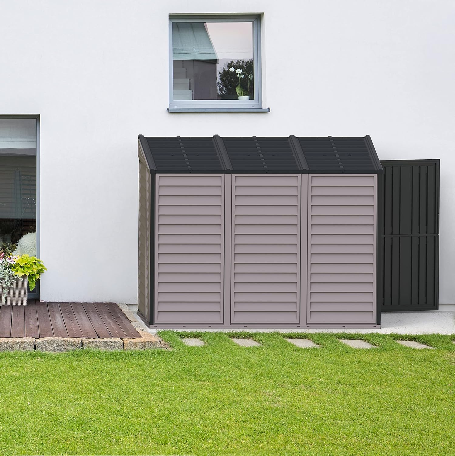 Duramax SideMate PLUS 4 x 8 (2.91 m²) abri de jardin en plastique avec kit de fondation en métal, porte réversible, structure de toit en métal robuste, abri en vinyle sans entretien, Gris foncé/ Adobe