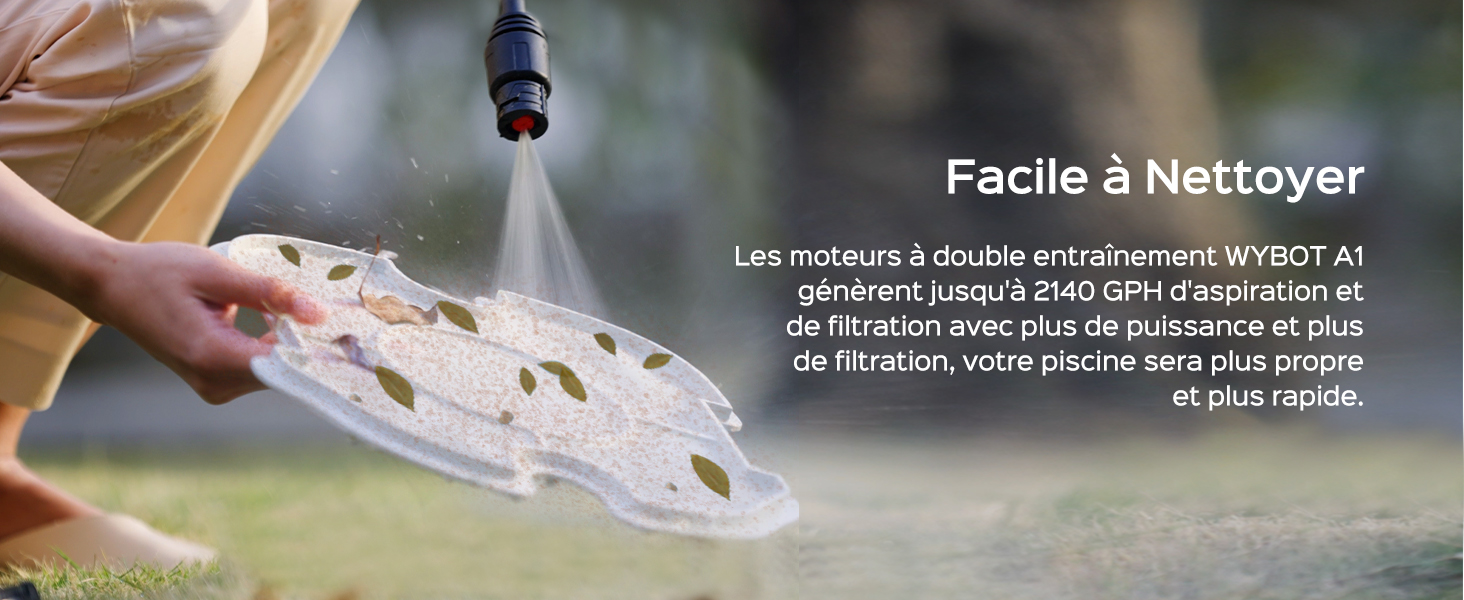 Gros plan d'une démonstration de pulvérisation d'eau montrant un équipement de nettoyage de piscine avec un texte décrivant deux moteurs WYBOT A1 générant une puissance d'aspiration de 2140 gal/h