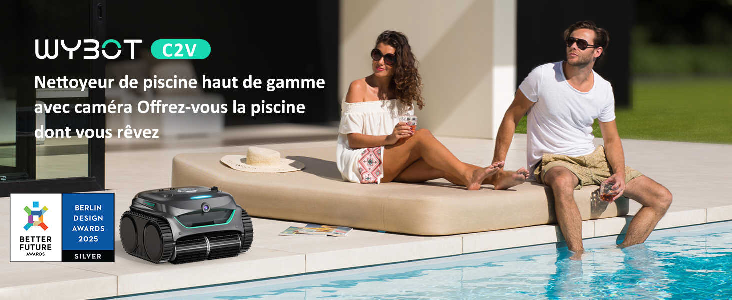 au bord de la piscine avec deux personnes se relaxant sur des chaises longues. L'appareil est de couleur foncée avec des accents verts, conçu pour le nettoyage automatique de la piscine