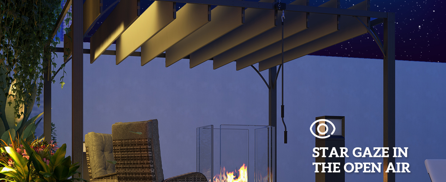 Terrasse extérieure la nuit avec pergola en bois. Foyer au premier plan. Superposition de texte : « LE REGARD DES ÉTOILES EN PLEIN AIR