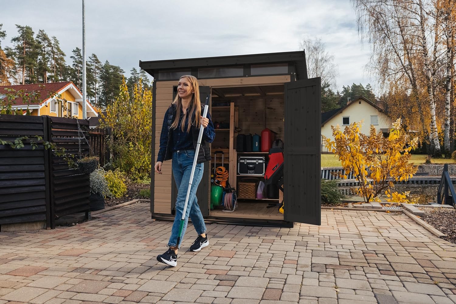 Upyard Abri de Jardin Strongbox L - Robuste Cabane à Outils en Bois avec Fondations Imprégnées et Toit en Plastique Extra-Résistant, 203x163 cm, Marron