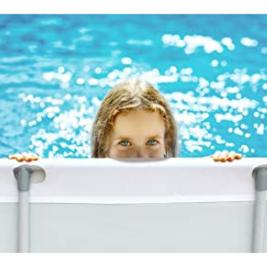 Bord d'une piscine avec la tête d'une personne partiellement visible au-dessus du bord blanc de la piscine, avec de l'eau bleue en arrière-plan.