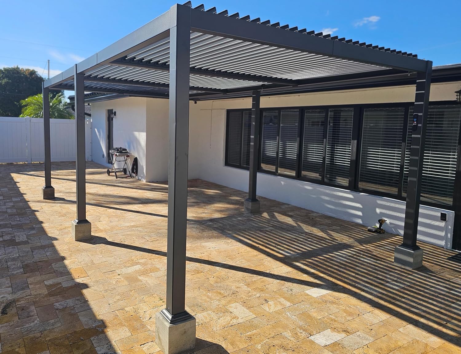 PURPLE LEAF - pergola bioclimatique - 3,5x6,35m - aluminium, lames orientables, résistante intempéries