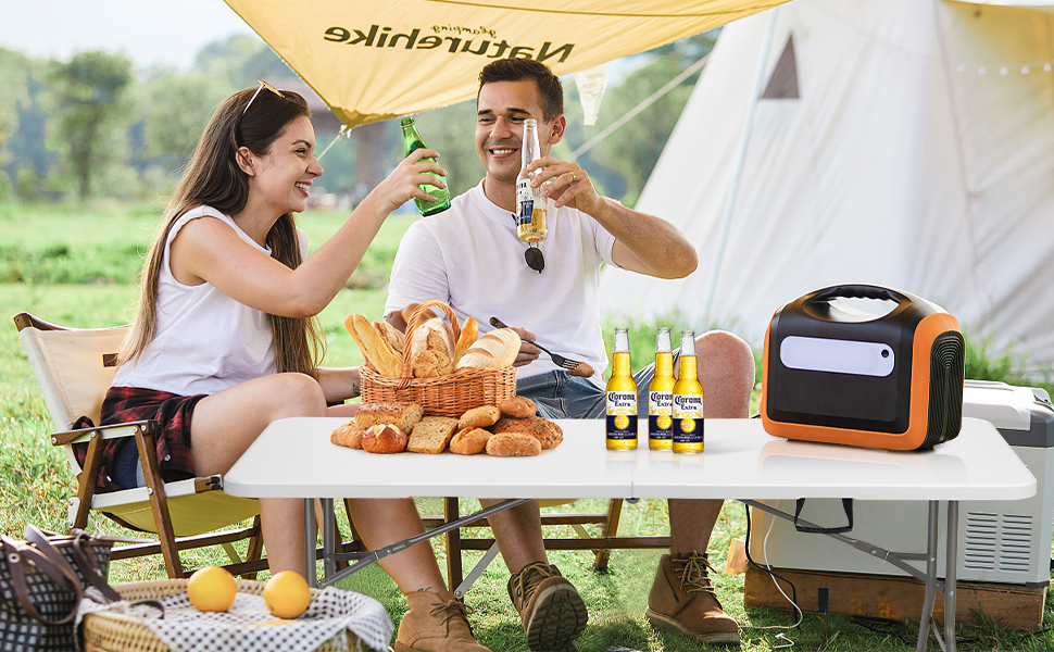 Plusieurs images d'un pique-nique ou d'un rassemblement en plein air montrant des personnes utilisant des smartphones pour capturer de la nourriture et des boissons sur une table en bois.