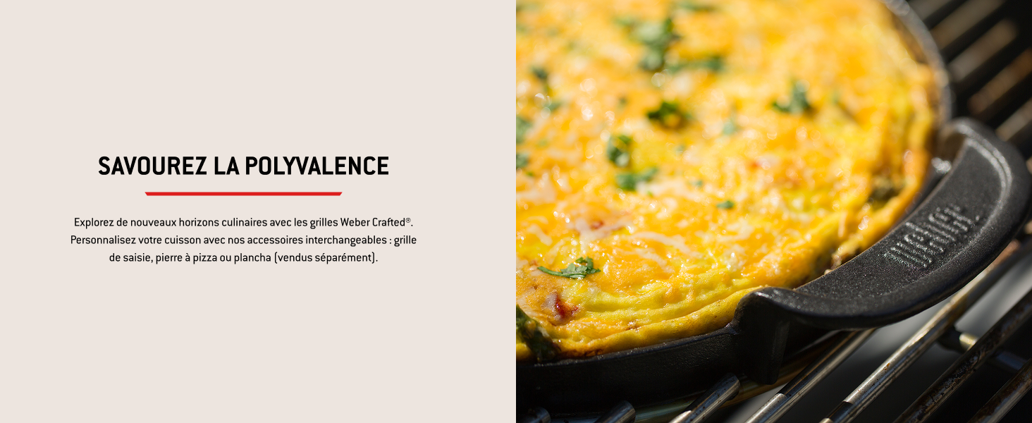 Le texte se lit comme suit : « SAVOUREZ LA POLYVALENCE ». Gros plan d'une omelette jaune cuisant dans une poêle noire avec un ustensile à manche jaune, démontrant la polyvalence des ustensiles de cuisine.