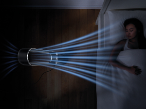 Le ventilateur tour Dyson Cool rafraîchissant une personne la nuit.