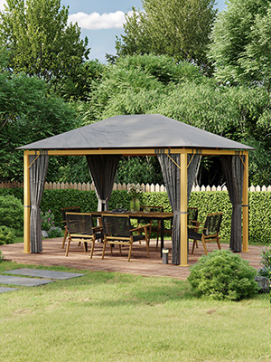 Série de photos extérieures montrant une grande structure de belvédère marron dans un décor de pelouse verte, avec cadre en bois et dessus couvert, contenant des banquettes.