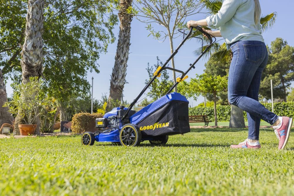 Goodyear - Tondeuse autotractée 224 cm³, 7.5 CV, 4en1, 2000m²