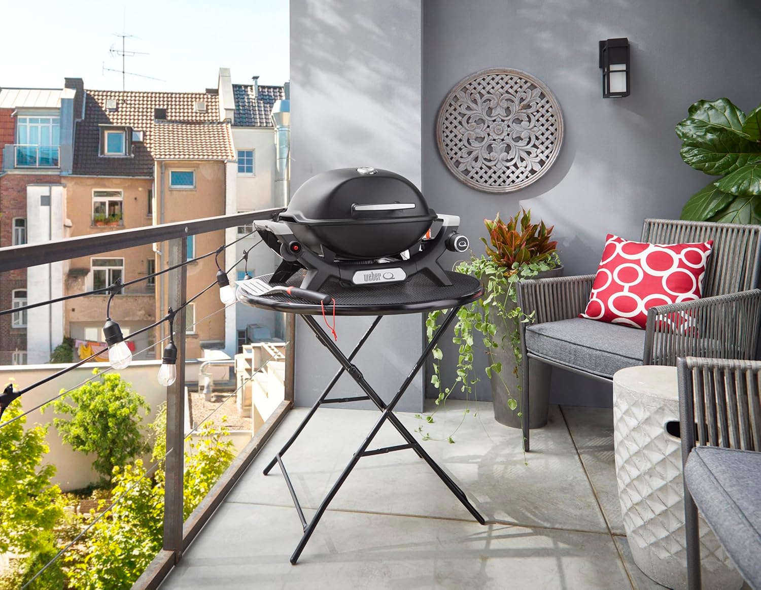 Weber - Q 1100N - compact et léger - grille fonte, allumage électronique, noir