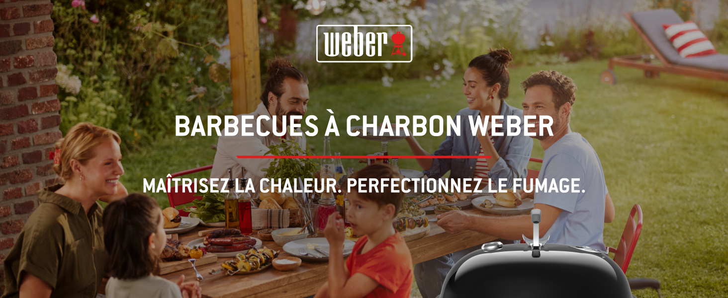 Le texte indique le logo « Weber », « BARBECUES À CHARBON WEBER », « MAÎTRISEZ LA CHALEUR ». PERFECTIONNEZ LE FUMAGE. » Scène extérieure montrant des personnes rassemblées autour d'un barbecue au charbon Weber sur l'herbe.