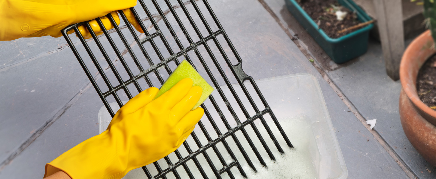 Séquence montrant un tissu ou un matériau jaune vif placé sur une grille ou une grille métallique, illustrée en plusieurs étapes.