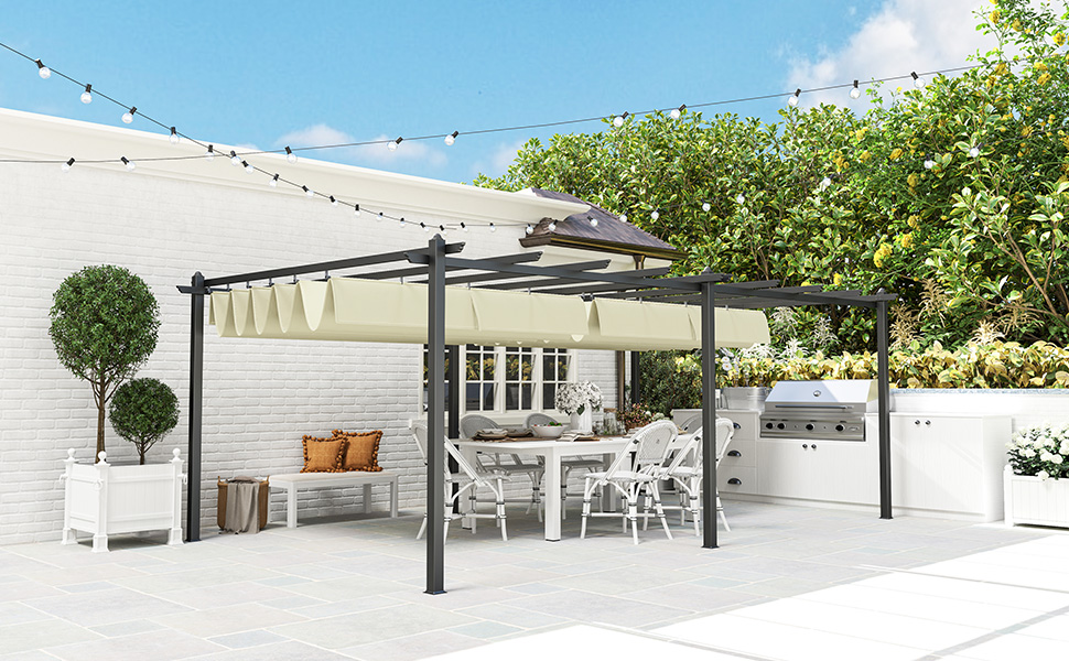 Terrasse extérieure avec structure de pergola. Mur en briques blanches, guirlandes lumineuses, plantes en pot et ensemble de mobilier d'extérieur. Design moderne et épuré avec une palette de couleurs gris et blanc.