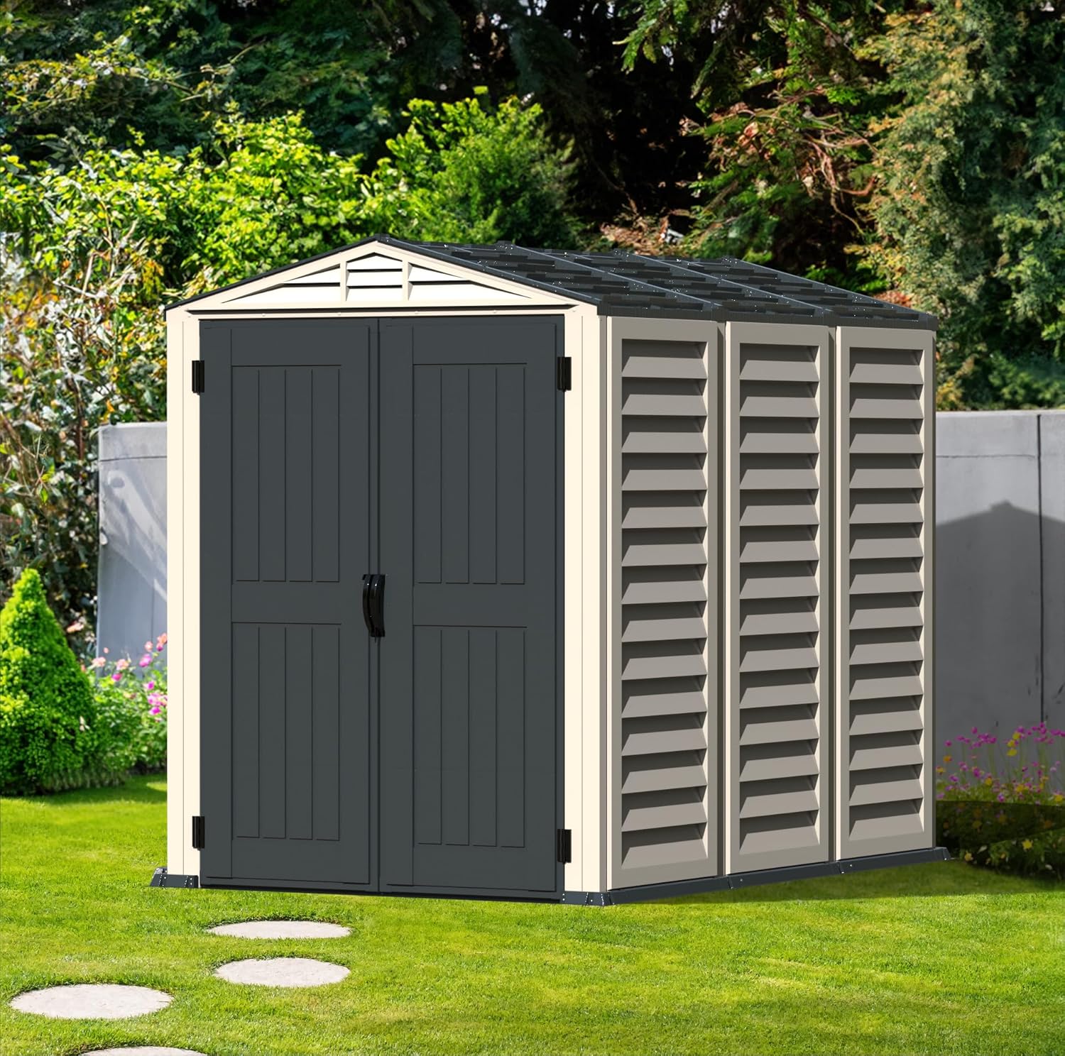 Duramax YardMate PLUS 5 x 8 (4.28 m²) Abri de jardin en plastique avec plancher en plastique robuste, structure de toit en métal robuste, ignifuge et sans entretien, Gris foncé/ Adobe