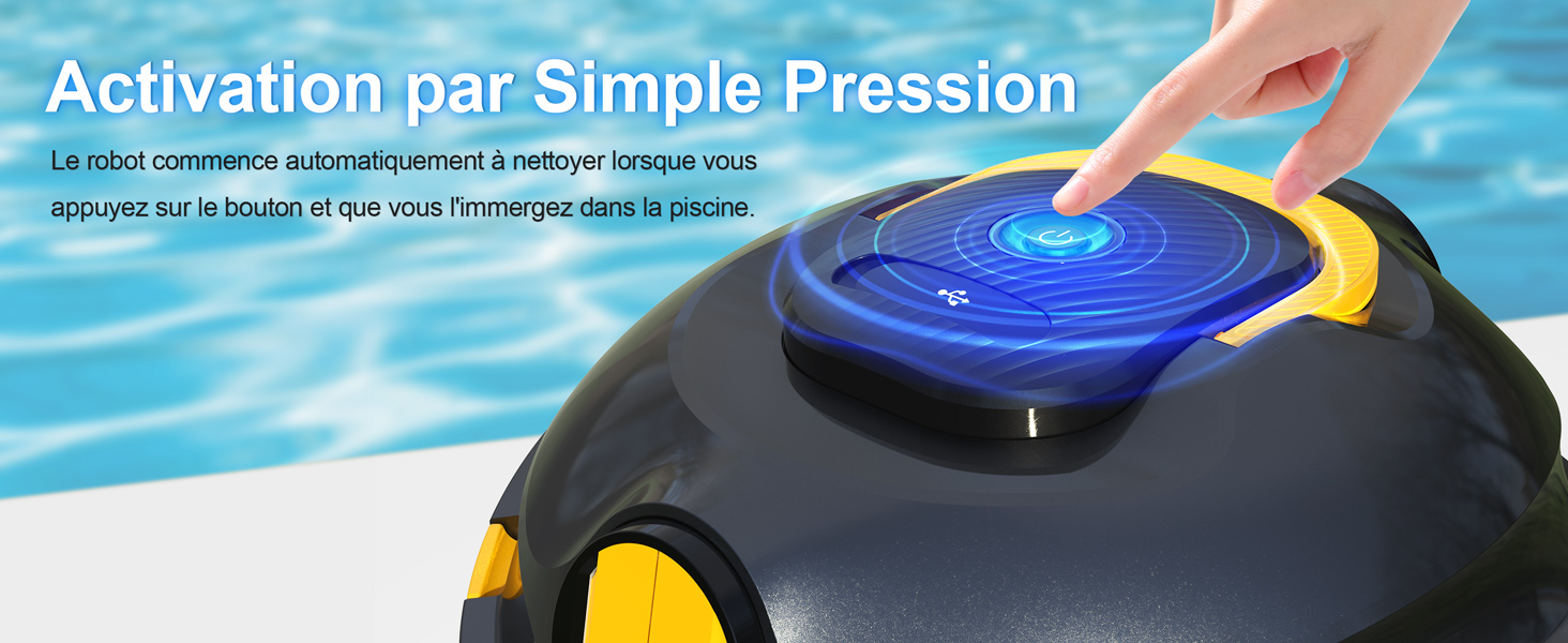Le texte se lit « Activation par simple pression » avec du texte français supplémentaire. Nettoyeur de piscine robotique noir et jaune avec bouton d'activation circulaire bleu près de l'eau de la piscine.