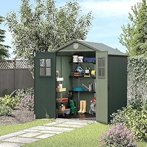 Abri de jardin extérieur de couleur vert olive, avec portes doubles et étagères à l'intérieur, illustré dans un jardin paysager arboré.
