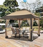 Grand belvédère extérieur avec auvent bicolore beige et marron, rideaux en maille et structure métallique robuste. Situé sur une terrasse en bois avec des meubles de patio en dessous.