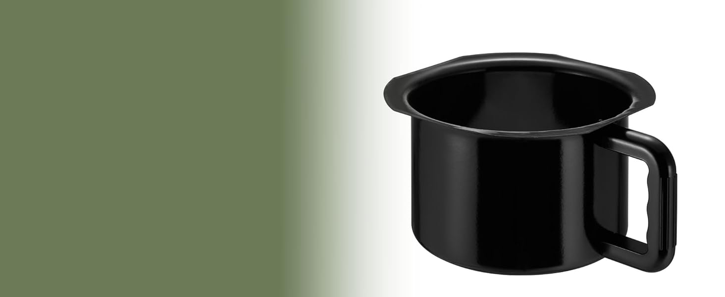 Mug en émail noir avec poignée arrondie sur fond vert clair uni.