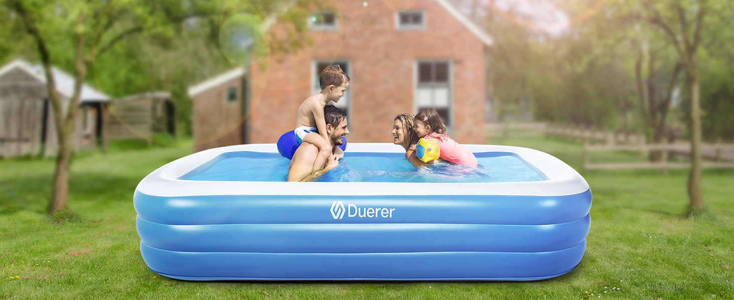 une famille jouant dans une piscine gonflable bleue.