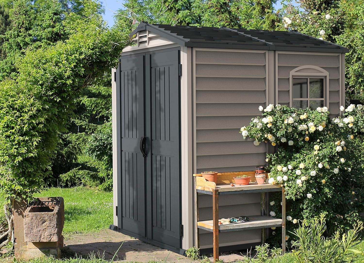 Duramax StoreMate PLUS 6 x 6 (3.65 m²) Abri de jardin en plastique avec plancher en plastique robuste et 1 fenêtre fixe, structure de toit en métal robuste, sans entretien, Gris foncé/ Adobe