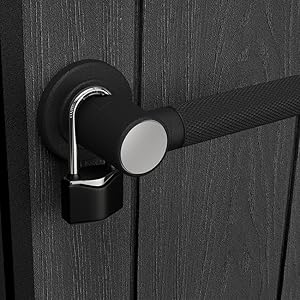Poignée de porte moderne et mécanisme de verrouillage au fini noir mat montés sur une surface de porte en bois foncé.