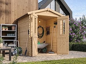 avec toit en pente dans la cour arrière. Elle comprend des fenêtres, un intérieur visible et du mobilier d'extérieur à proximité. Outils et équipements de jardinage visibles à l'intérieur et autour de la structure.