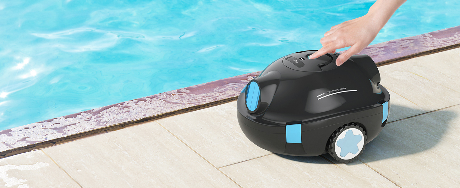 Appareil de nettoyage de piscine robotique noir et bleu positionné sur une terrasse de piscine de couleur claire à côté de l'eau bleue de la piscine.