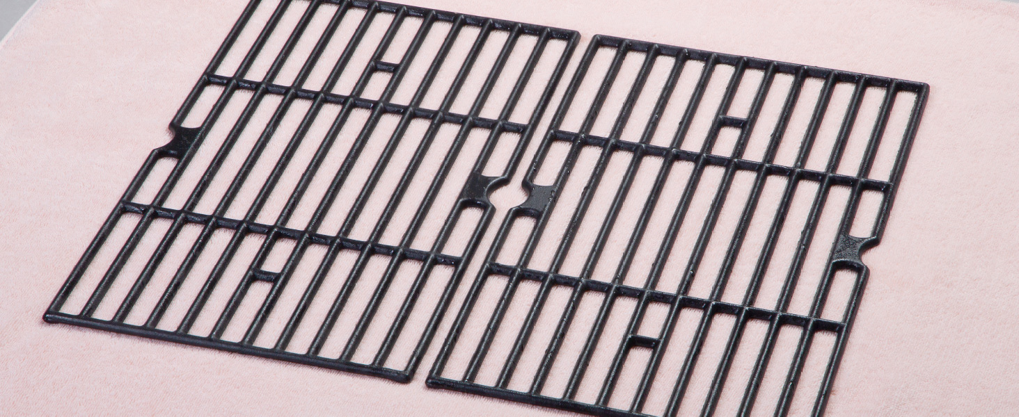 Des grilles de gril ou des grilles de cuisson noires, présentées dans une rangée, semblent être des pièces de rechange ou des composants d'un gril ou d'un appareil de cuisson.