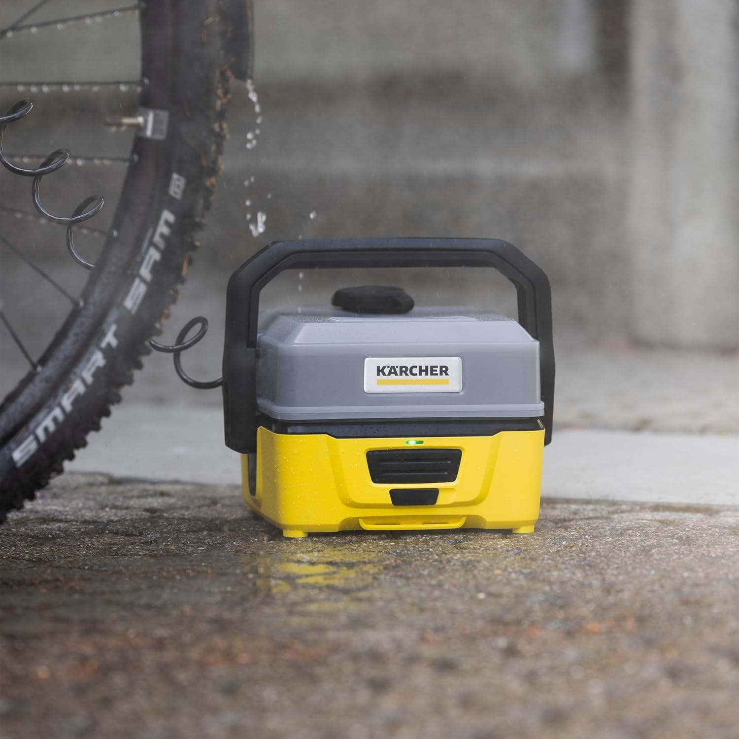 Kärcher Nettoyeur à Pression Mobile OC 3 + Kit Vélo, Débit : 2 L/h, Réservoir d'eau : 4 L, Tuyau : 2,8 m, Buse à Jet Plat, Brosse Universelle, Nettoyant, Bonnette Microfibres, Boîte de Rangement