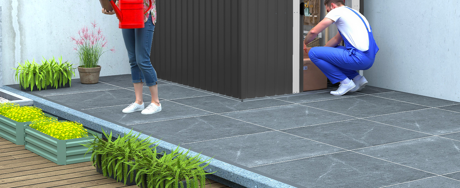 Série d'images montrant l'installation de carreaux modulaires gris pour jardin ou terrasse, avec des plantes visibles dans des contenants verts le long des bords. Les carreaux présentent un motif de surface texturé.