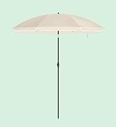Grand parasol d'extérieur beige avec auvent arrondi, mât métallique et mécanisme d'inclinaison. Convient pour une utilisation sur la terrasse ou la plage, offrant une protection contre l'ombre et le soleil.