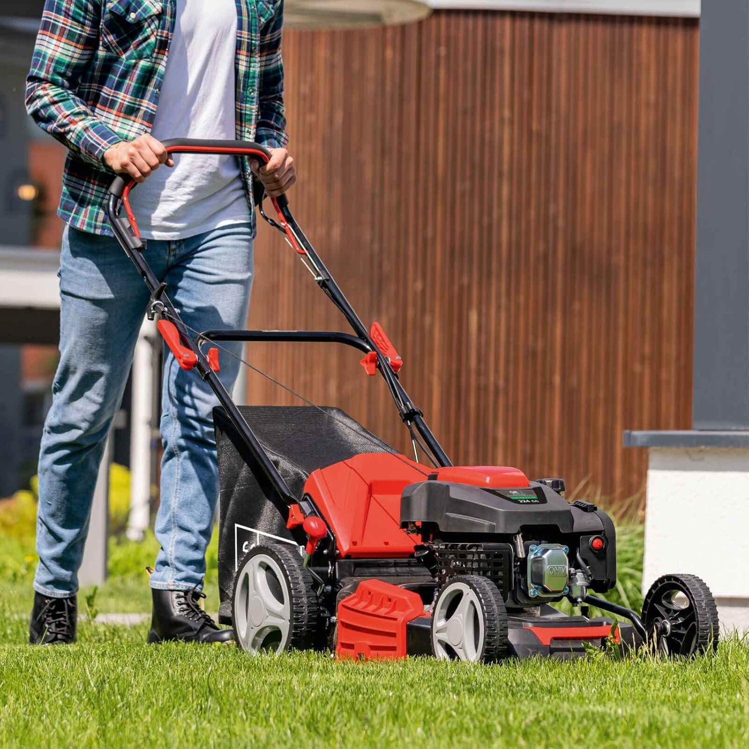 Scheppach Tondeuse à Gazon à Essence MS230-53 – Moteur 4 Temps 6 CV 4400 W – Largeur de Coupe 53 cm – Jardins de 1800 m² – Hauteur de Coupe réglable – Bac de 65 l – Fonction Mulching – Huile Incluse