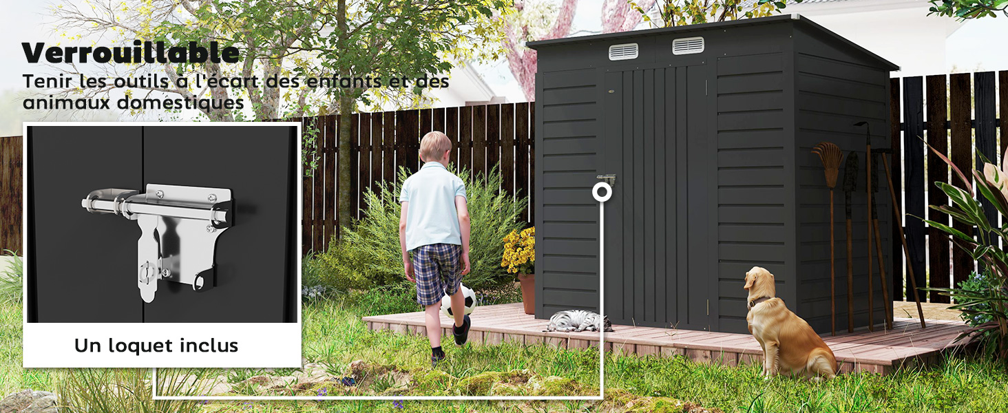 Cabanon de rangement extérieur ou armoire de jardin noir avec mécanisme de verrouillage illustré, exposé dans la cour arrière avec deux chiens visibles à proximité.