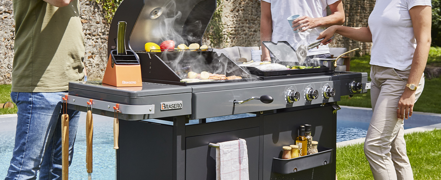 Gril extérieur avec surface de cuisson et cadre en métal noir, les gens se rassemblaient pendant la journée pour faire des grillades dans la cour arrière.
