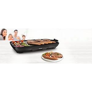 Plusieurs images montrant une plaque de cuisson rectangulaire noire avec des aliments grillés, y compris de la viande et des légumes en cours de préparation.