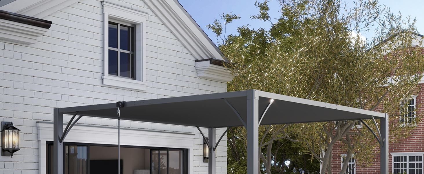 Pergola extérieure attachée à la maison blanche. Structure à ossature métallique foncée avec toit plat, fournissant de l'ombre à la terrasse.