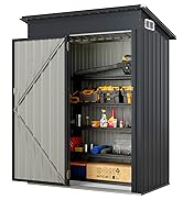 avec toit incliné, extérieur gris foncé et porte gris clair. Étagères intérieures visibles, stockant divers outils, équipements et articles ménagers.