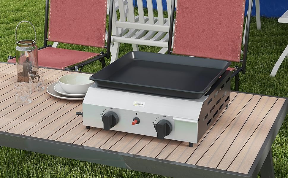 Vues multiples d'un grand grill extérieur ou d'une station de cuisson sur la surface d'une terrasse en bois, avec une construction en acier inoxydable et des composants supérieurs de couleur rouge.