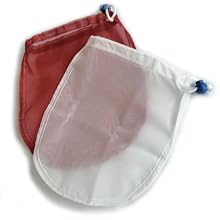 Deux petites pochettes en tissu, une blanche et une rouge, avec fermeture à cordon. Peut-être à des fins de stockage ou d'emballage.