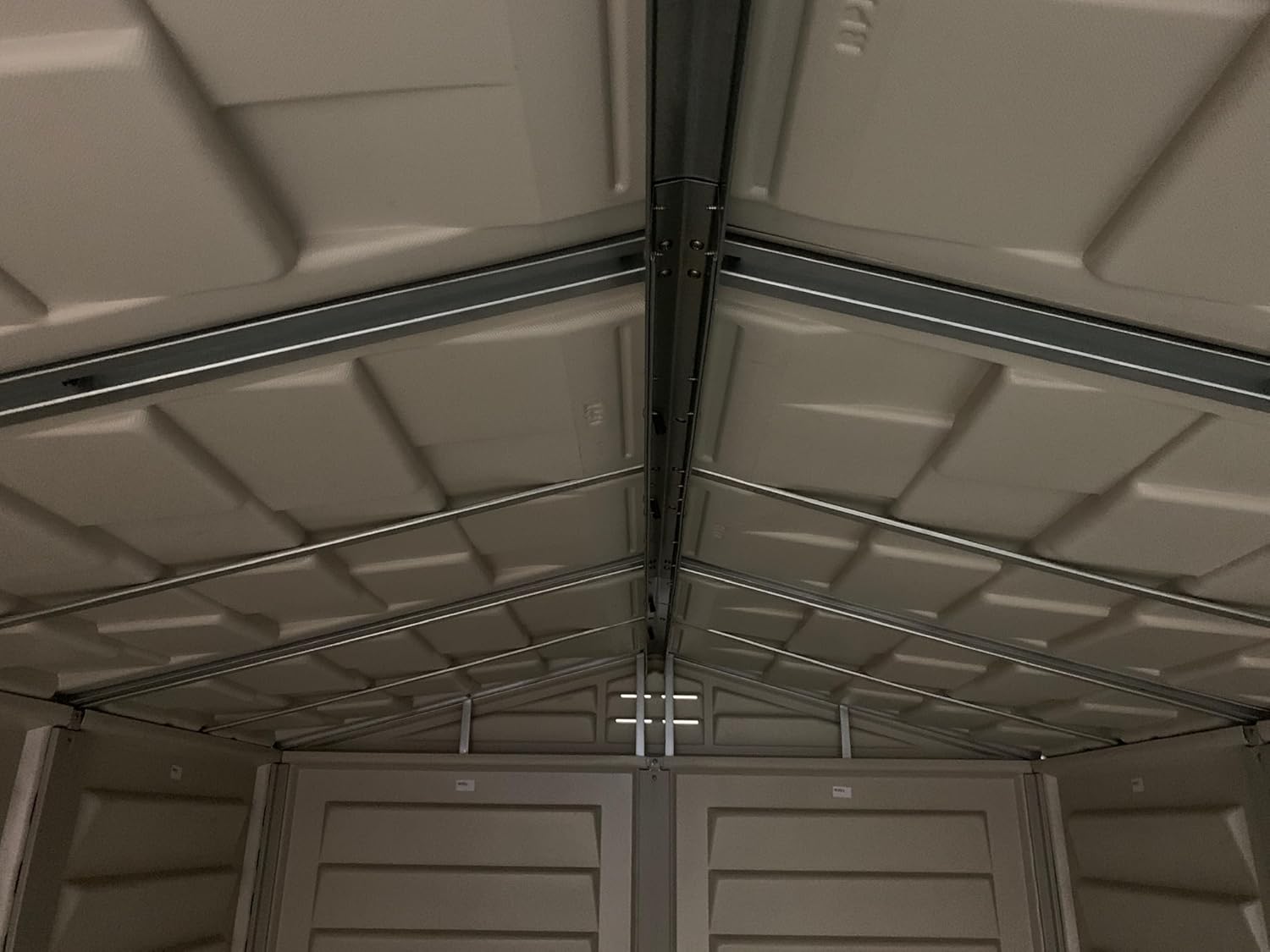 Duramax StoreMate PLUS 6 x 6 (3.65 m²) Abri de jardin en plastique avec plancher en plastique robuste et 1 fenêtre fixe, structure de toit en métal robuste, sans entretien, Gris foncé/ Adobe