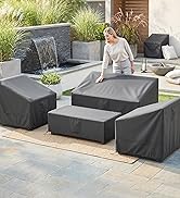 Aménagement de patio extérieur comprenant des jardinières modulaires noires à gradins avec des plantes, disposées sur une terrasse en pierre avec des sièges de salon et un fond de haie verte.