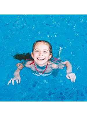 Personne nageant dans l'eau d'une piscine d'un bleu vif, faisant la démonstration du système d'entretien de la piscine en cours d'utilisation.